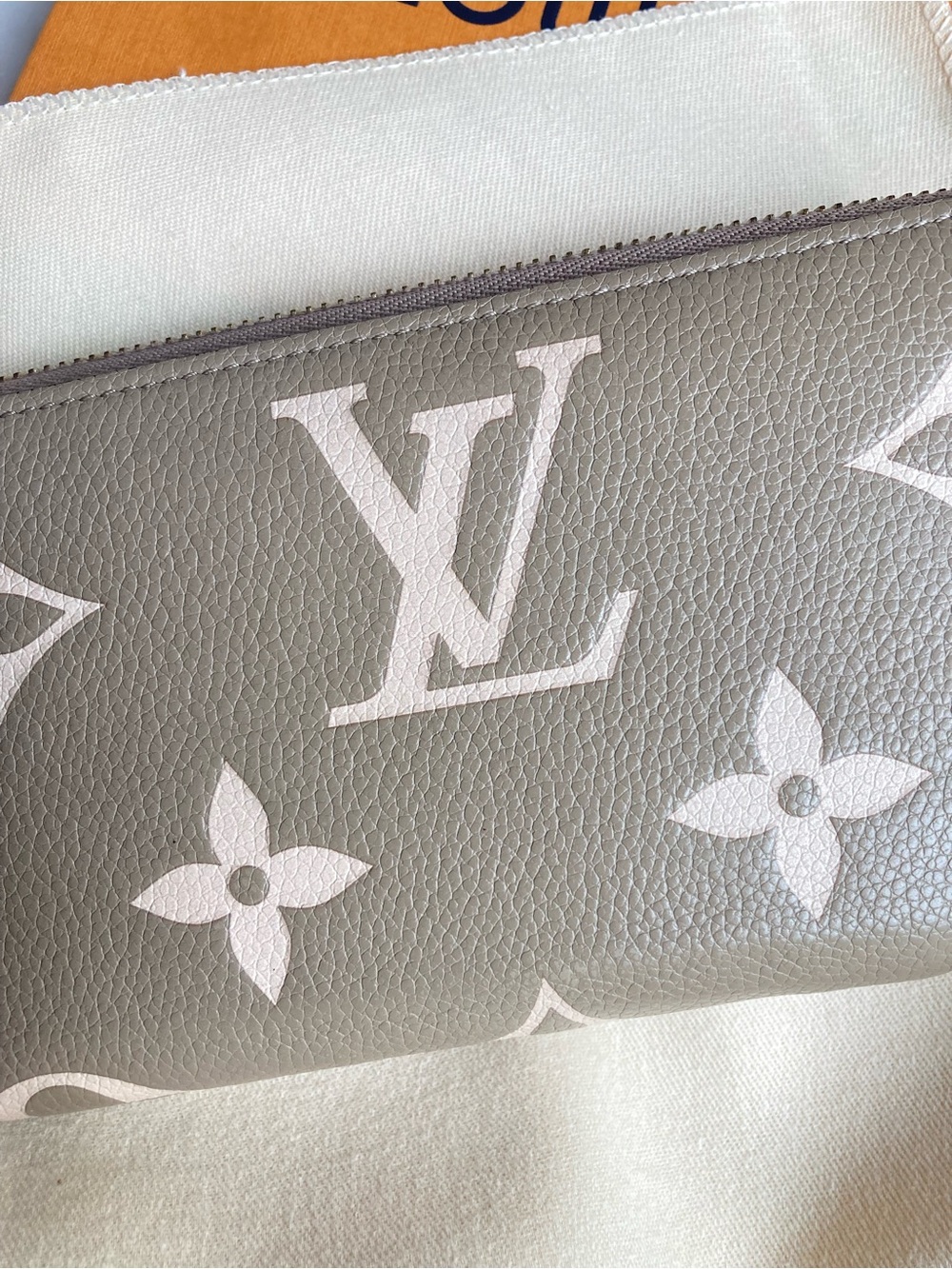 SOLD Louis Vuitton Taupe and Light Pink Monogram Compact Zip Wallet - Picture 4 of 16